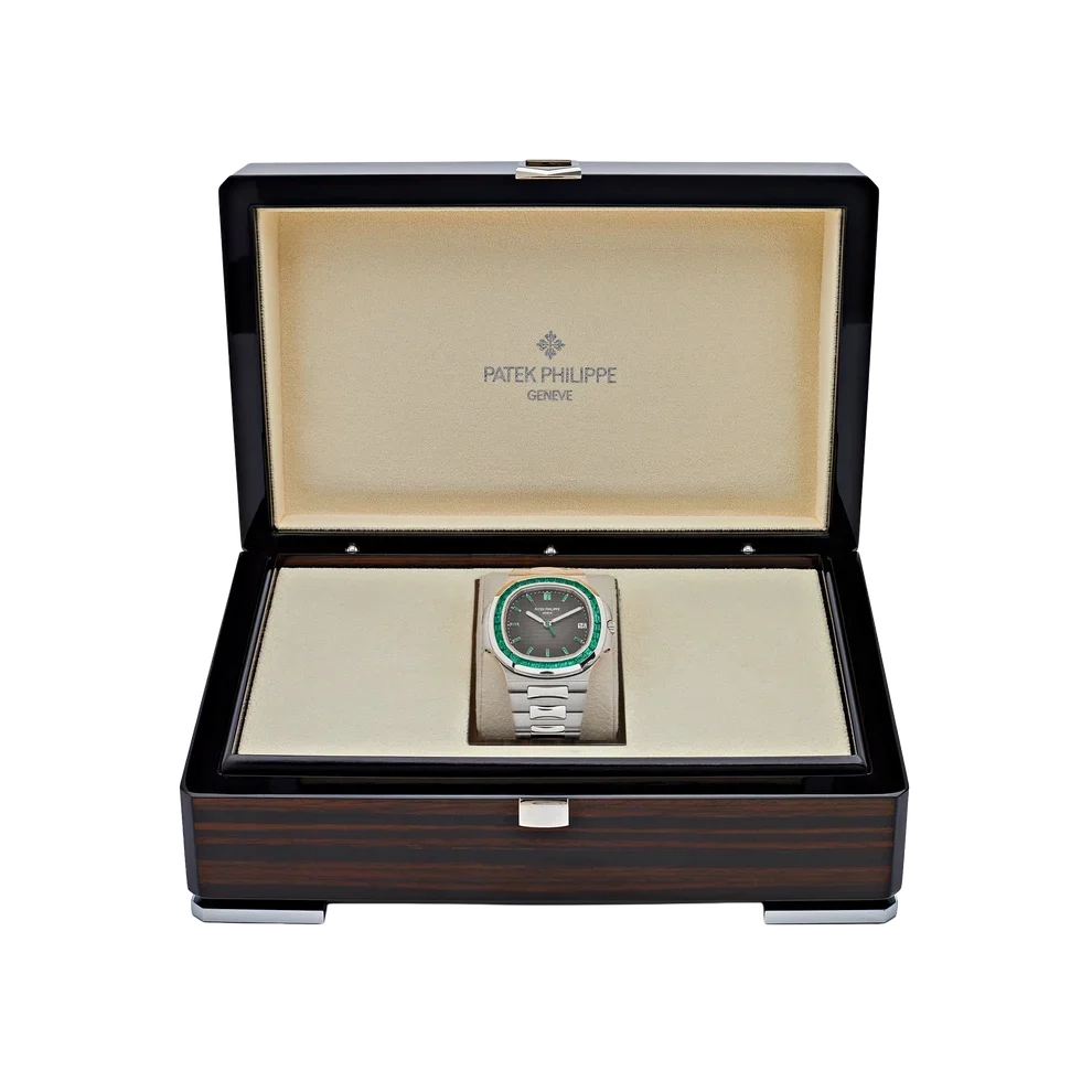Nautilus 40mm 5711/113P-001 Platinum Charcoal Gray Dial Emerald Bezel