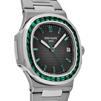 Nautilus 40mm 5711/113P-001 Platinum Charcoal Gray Dial Emerald Bezel